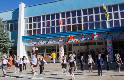 Павел Прокудин и Лада Делибалт поздравили учащихся школы №16 с Днем знаний