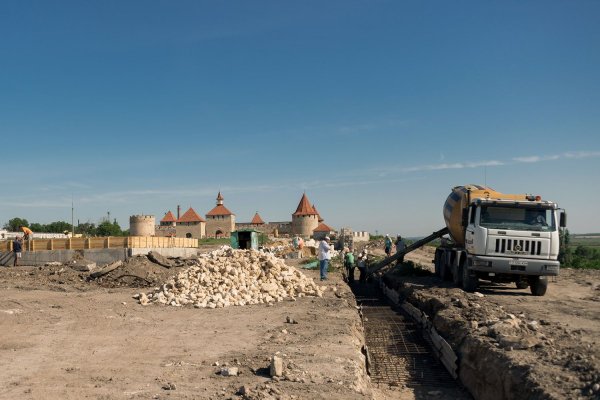 Глава государства проинспектировал ход строительных работ на стадионе «Динамо» и в Бендерской крепости