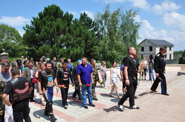 Участники автопробега посетили бендерский Мемориал Памяти и Скорби и памятник генералу Лебедю