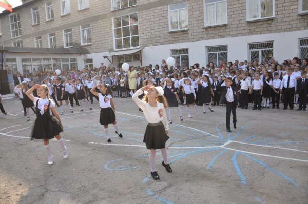 День знаний с градоначальником: Роман Иванченко побывал на линейке в родной школе