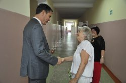 День знаний с градоначальником: Роман Иванченко побывал на линейке в родной школе