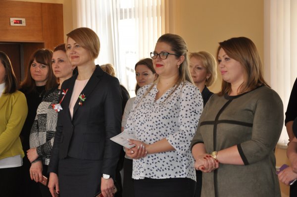 Сотрудников и посетителей Государственной администрации поздравили с началом весны
