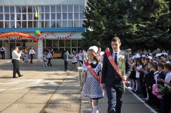 На линейке с градоначальником. Роман Иванченко посетил Последний звонок в 16-й школе