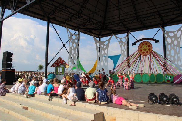 Территория детства. Фестиваль в Бендерской крепости 1 июня собрал тысячи мальчишек и девчонок, а также их родителей