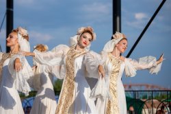 Ромашковое счастье: День семьи, любви и верности отметили в парке Александра Невского
