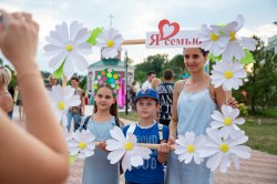 Ромашковое счастье: День семьи, любви и верности отметили в парке Александра Невского