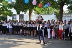 На линейке с градоначальником. Роман Иванченко посетил Первый звонок в гимназии №2
