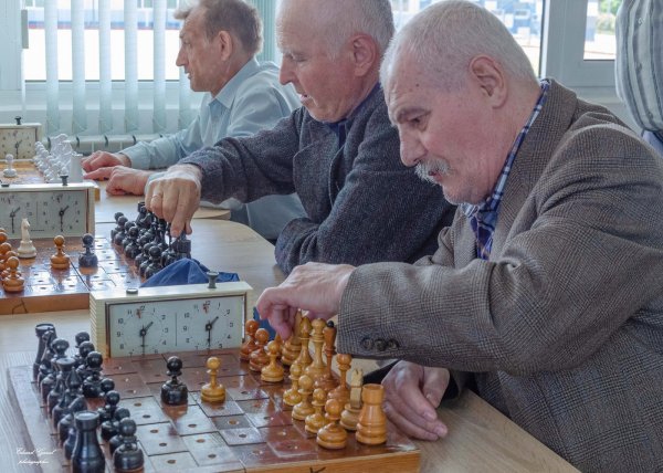 К 20-летию Бендерского клуба "Воля" на городском стадионе прошел шахматно-шашечный турнир