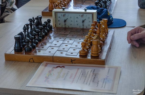 К 20-летию Бендерского клуба "Воля" на городском стадионе прошел шахматно-шашечный турнир